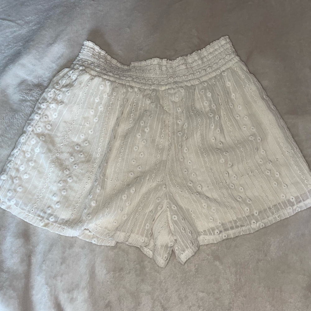 Brand~ Xhilaration, Size~ Medium, Color~ Cream with pattern